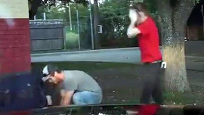 El dramaacutetico momento en que un policiacutea resucita a un nintildeo de 3 antildeos