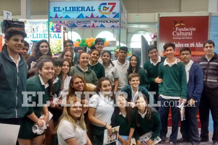 Los jóvenes visitaron el stan de EL LIBERAL