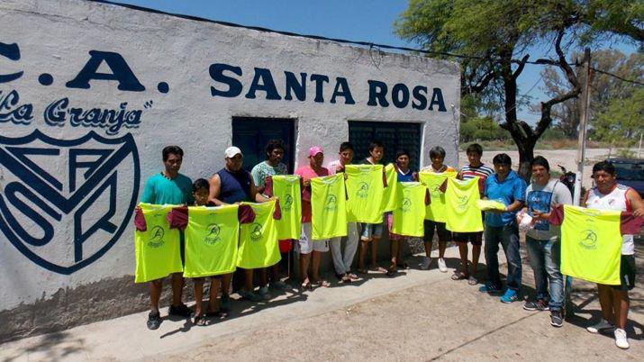 Entregaron indumentaria y elementos deportivos para La Granja FC