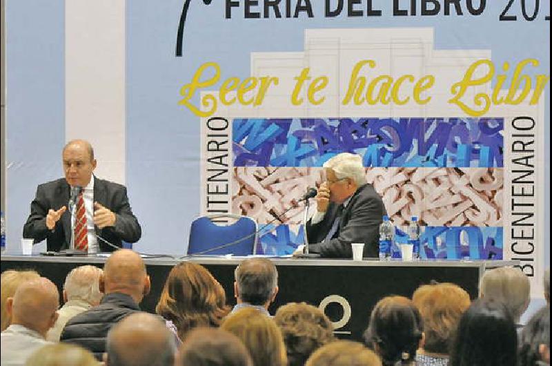 Eduardo Lazzari y Luis Romero disertaron sobre Los 200 antildeos de la Independencia y Santiago del Ester