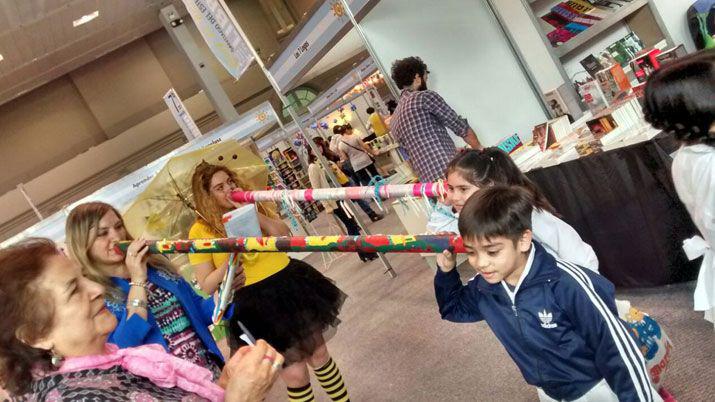 Cientos de personas visitan el stand de EL LIBERAL en la Feria del Libro