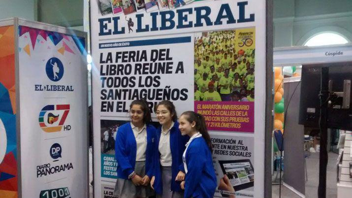 Cientos de personas visitan el stand de EL LIBERAL en la Feria del Libro