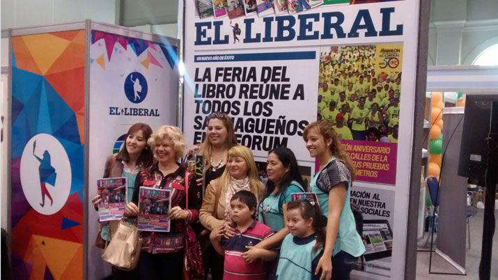 Cientos de personas visitan el stand de EL LIBERAL en la Feria del Libro