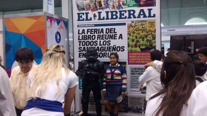 Cientos de personas visitan el stand de EL LIBERAL en la Feria del Libro