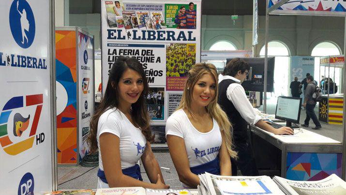 Cientos de personas visitan el stand de EL LIBERAL en la Feria del Libro