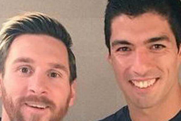Messi felicitoacute a Suaacuterez