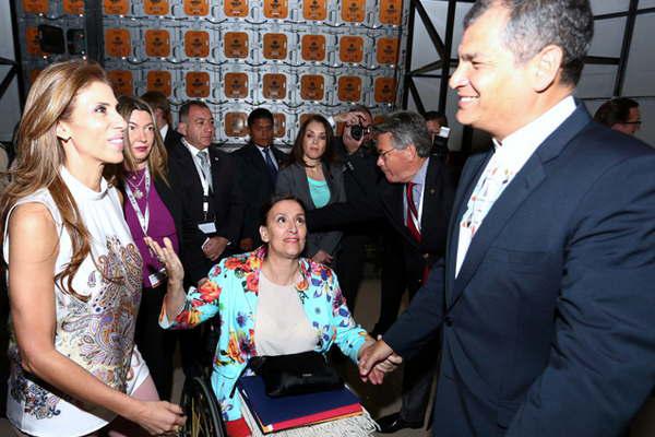 La mandataria santiaguentildea recibioacute el saludo protocolar del presidente Correa