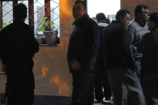 Meacutetame preso porque voy a matar a mi concubina por infiel dijo un pintor a la policiacutea