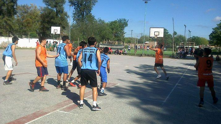 Con maacutes de 720 participantes iniciaron las olimpiadas del Chaco Santiaguentildeo