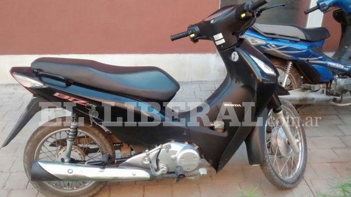 Recuperan una motocicleta que se encontraba abandonada en una zona montuosa