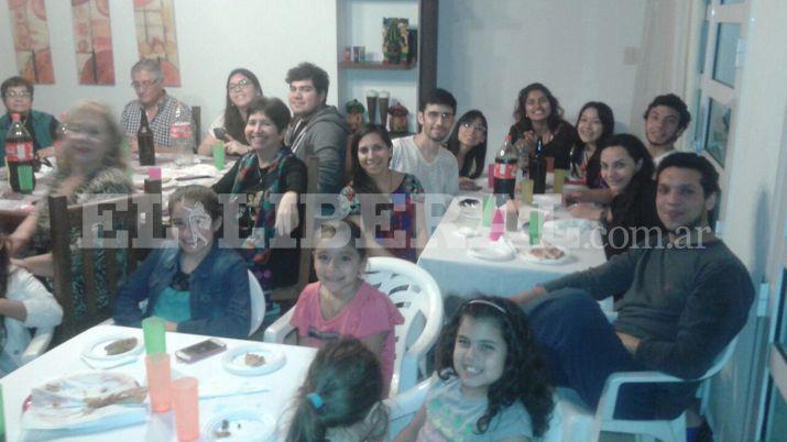 Asiacute alentaron familiares y amigos a Solana y Lautaro