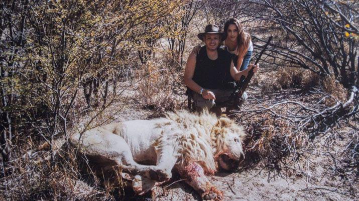 Todas las poleacutemicas fotos de Vacucci y Garfunkel de caceriacutea