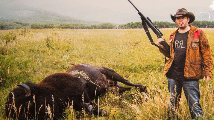 Todas las poleacutemicas fotos de Vacucci y Garfunkel de caceriacutea