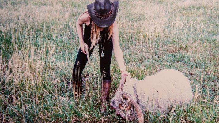 Todas las poleacutemicas fotos de Vacucci y Garfunkel de caceriacutea