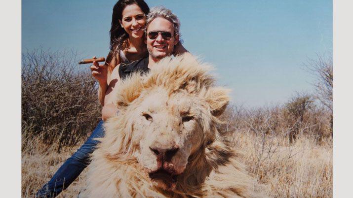 Todas las poleacutemicas fotos de Vacucci y Garfunkel de caceriacutea