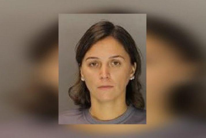 La maestra enfrenta 200 cargos por abusar sexualmente de dos alumnos