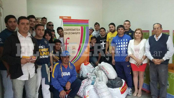 La peña de Boca entregó tapitas a la Fundación Cepsi-Eva Perón