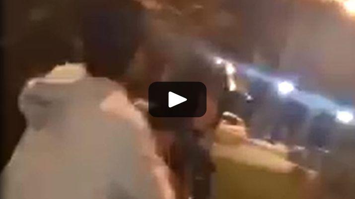 Impactante video de incidentes entre joacutevenes y policiacuteas en la costanera