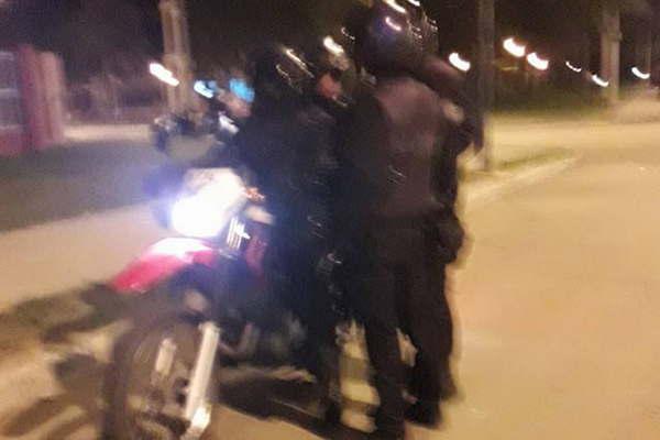 Denuncias cruzadas tras graves incidentes  entre joacutevenes y policiacuteas en la Nueva Costanera 