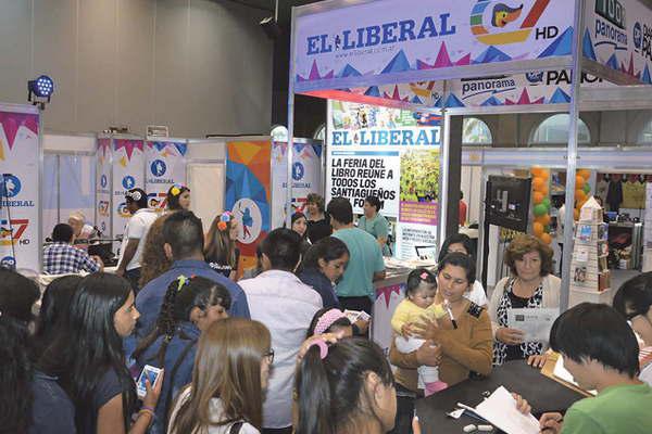 Cientos de personas visitaron el stand de EL LIBERAL en la VII Feria Provincial del Libro