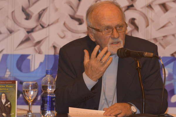 Mons Bokalic presentoacute el libro sobre Mama Antula