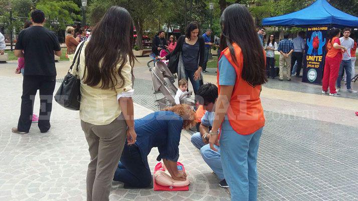 Jornada de Reanimacioacuten Cardiopulmonar en Plaza Libertad
