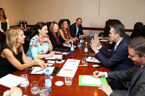 La gobernadora participoacute de la reunioacuten con el Banco de Desarrolllo