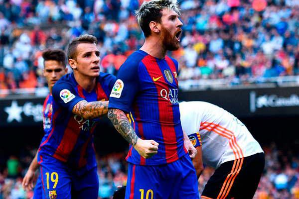 Dos goles de Messi y final poleacutemico en el Mestalla 