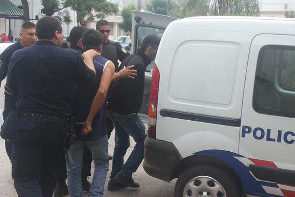 Tres joacutevenes terminaron presos por vender bagullos de cocaiacutena en Villa Balnearia