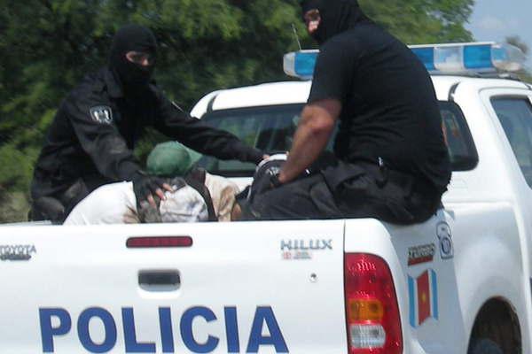 Profesor golpeoacute a su esposa otra educadora y destruyoacute varios bienes de la vivienda