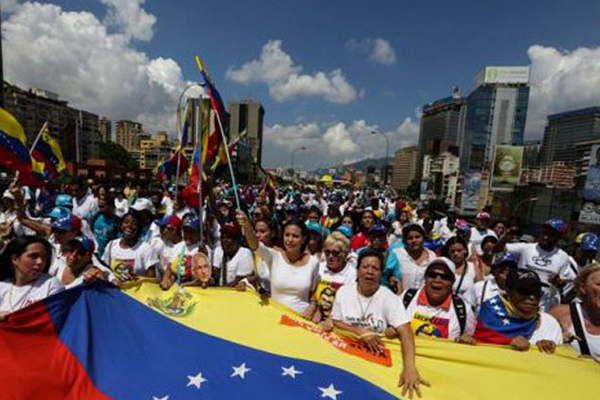 Opositoras venezolanas marchan contra el gobierno de Maduro