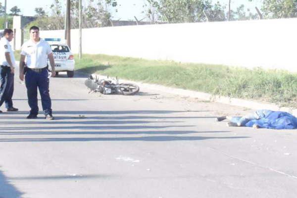 Fallece motociclista al derrapar y estrellarse contra una columna de alumbrado puacuteblico