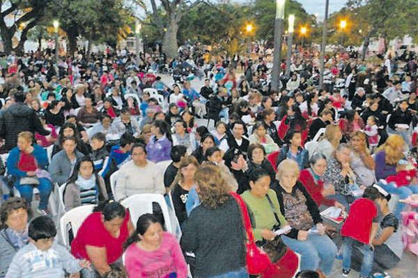 Espectacular festejo en homenaje  a las madres en Villa Ojo de Agua