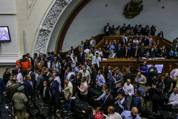 En tumultuosa sesioacuten el Parlamento acusa  de golpismo a Maduro