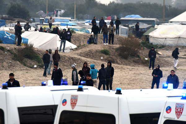 Se vive mucha tensioacuten en Calais a pocas horas de la evacuacioacuten de su campo con miles de inmigrantes
