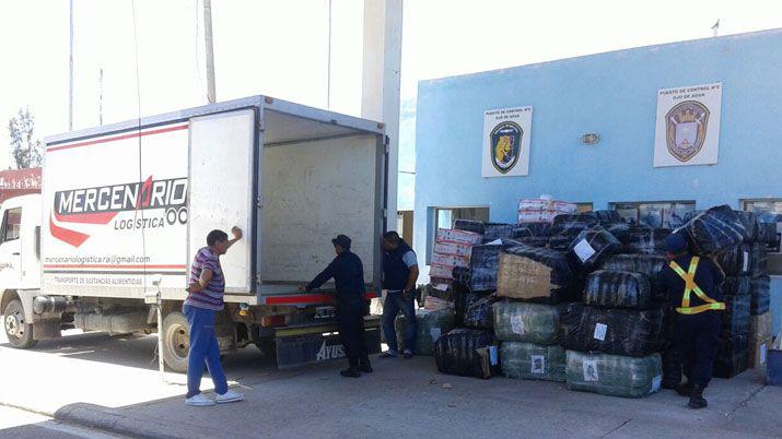 Secuestran maacutes de un milloacuten de pesos en mercaderiacutea ilegal