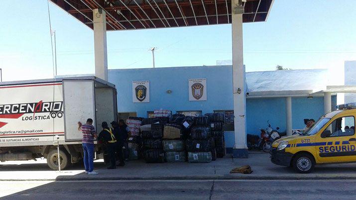 Secuestran maacutes de un milloacuten de pesos en mercaderiacutea ilegal