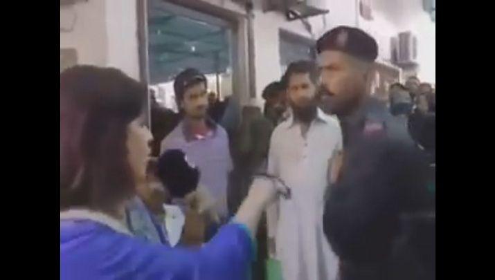 Policiacutea golpea a una periodista en directo