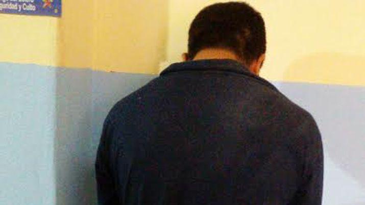 Golpeoacute a su mujer y se escondioacute debajo de la cama para no ser detenido