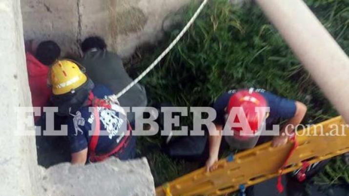 En medio de la lluvia cayoacute con su moto a una acequia