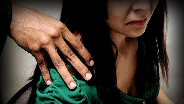 Acusan a un padre de tocar los pechos a su propia hija