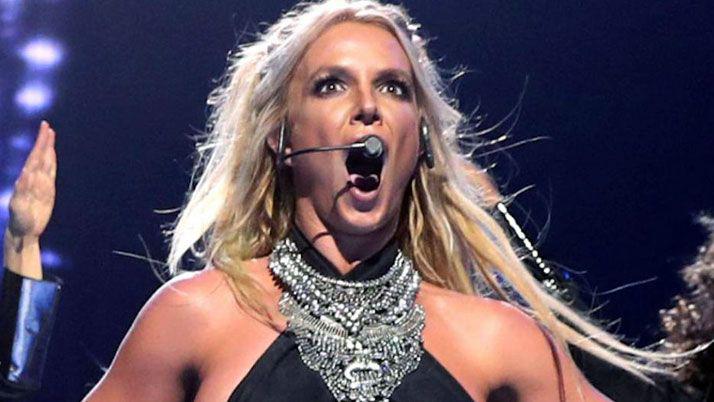 Britney Spears casi se queda en lolas en pleno show