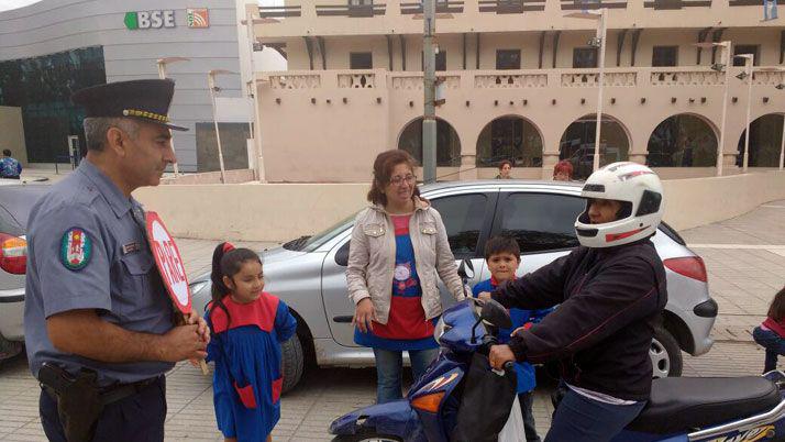Policiacutea Comunitaria y el Jardiacuten Beleacuten realizan campantildea de Concientizacioacuten Vial