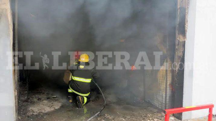 Bomberos sofocaron el incendio de un galpoacuten en Barrio Libertad