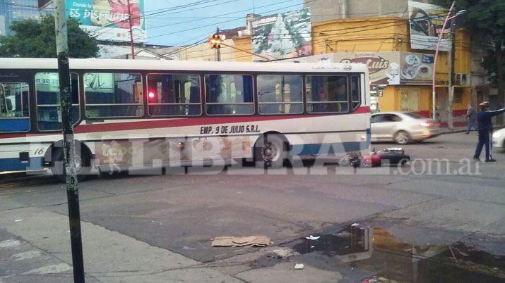 Un colectivo y una motocicleta fueron protagonistas de un choque