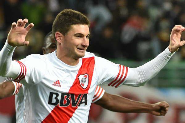 Aseguran que Alario sale con una mujer de 40 antildeos y con su hija