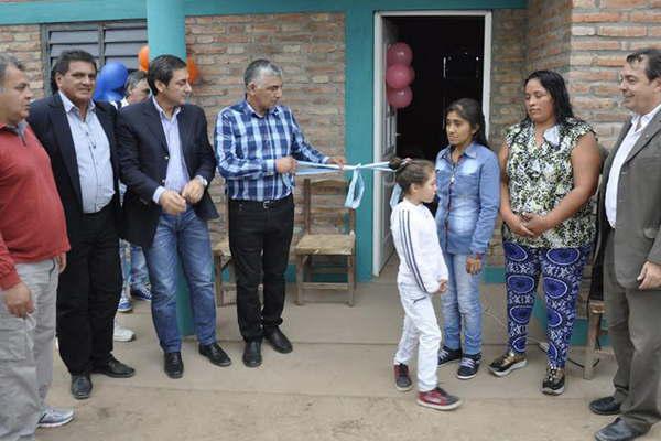 Autoridades provinciales entregaron viviendas sociales en Pozo Betbeder 