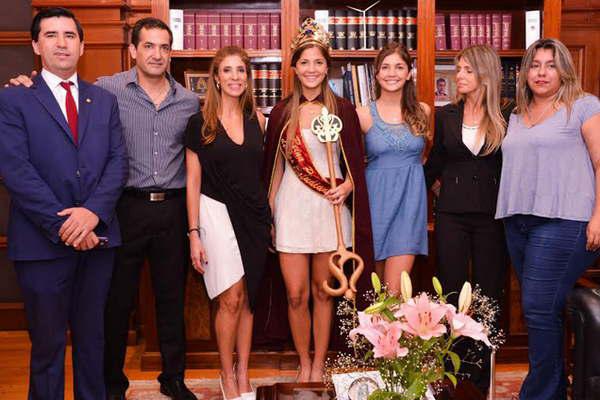 La reina de los estudiantes visitoacute  a la gobernadora