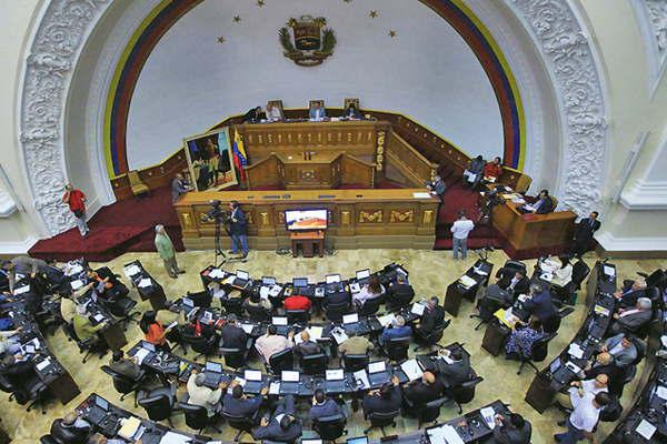 Abren un proceso parlamentario contra Maduro por la crisis  poliacutetica y econoacutemica venezolana 