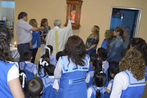 El jardiacuten de infantes Arco Iris del Primero de Mayo dio comienzo a sus festejos por las Bodas de Plata
